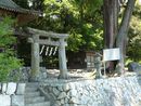 武田八幡宮境内に設けられた歴史が感じられる石造鳥居と石垣