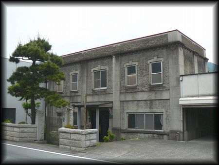 旧今井医院を右斜め正面から写した写真