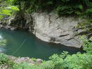 桂川渓谷の岩壁と清流を写した写真