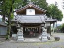 真木諏訪神社拝殿と石燈籠と石造狛犬