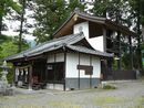 真木諏訪神社社殿を右斜め正面から写した写真