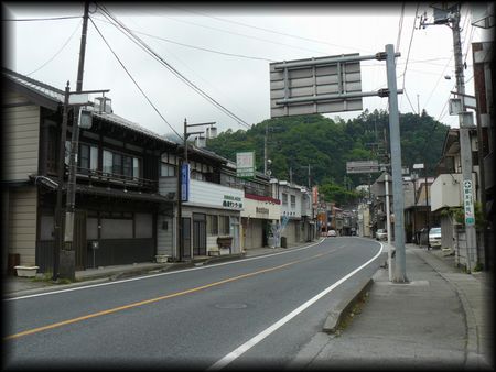 猿橋宿の街道筋の町並みを写した写真