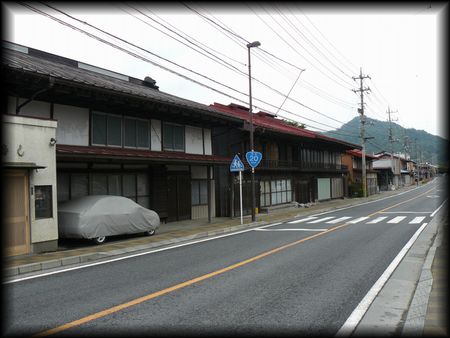 鳥沢宿の町並みを構成している町屋建築