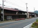 鳥沢宿の伝統的な町屋建築が連続している町並み
