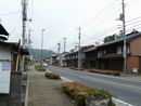 鳥沢宿ののどかな町並みを写した写真