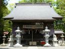忍草浅間神社拝殿正面とその前に設置された石燈籠と石造狛犬