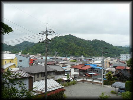 勝山城を遠方から撮影した画像