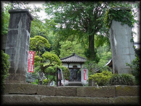 桂林寺の石柱山門を写した写真