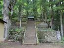 御嶽神社の歴史が感じられる古びれた石段と石垣