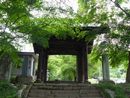 長生寺の歴史が感じられる参道石段から見上げる山門と石碑