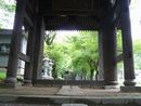 長生寺山門から見たよく整備された境内の様子