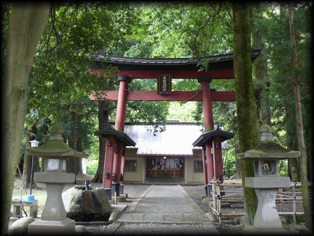 生出神社境内正面に設けられた朱色の木製両部鳥居とその前に建立されている石燈籠