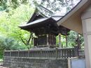 生出神社の歴史が感じられる重厚な本殿とそれを囲う石造玉垣