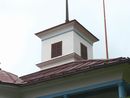旧尾県学校校舎２階屋根上部に設けられた塔屋のアップ画像