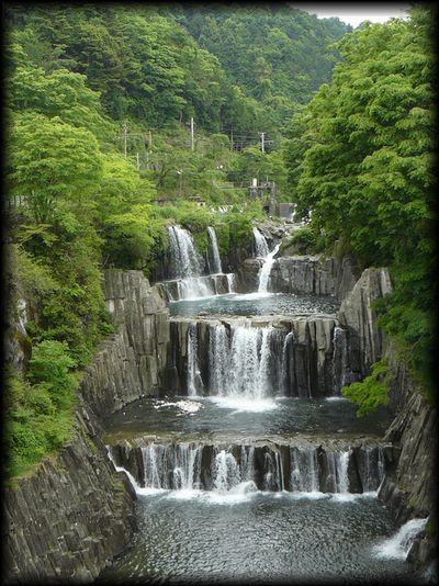 田原の滝の全景を縦長に撮った画像