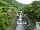 田原の滝が周辺の自然と溶け込むような全景を写した写真