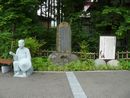 田原の滝の傍らに建立された松尾芭蕉の石像と句碑