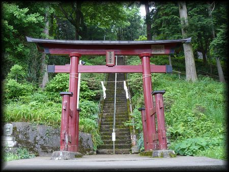 大宰府天神社の境内正面に設けられた朱色の木製両部鳥居
