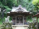 大宰府天神社の荘厳な印象を受ける社殿とその前に自然石を積み上げた基礎に安置されている石造狛犬