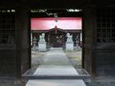 八幡穂見神社神門から見た歴史ある境内の様子