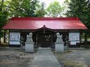 八幡穂見神社境内から拝殿正面とその前に置かれ石造狛犬と石燈籠