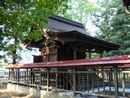 八幡穂見神社透塀越に見える歴史が感じられる本殿を撮影した画像写真