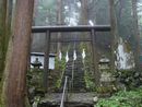 霊気が立ち込めている軍刀利神社二の鳥居と石燈篭、自然石の石碑