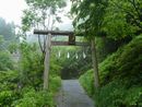 軍刀利神社木製鳥居と木々の緑に囲われている参道