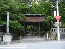 大井俣窪八幡神社神門と石造社号標