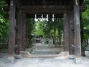 大井俣窪八幡神社神門から見た歴史が感じられる境内