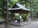 大井俣窪八幡神社庭園の心字池沿いにある参拝者の身を清める手水舎