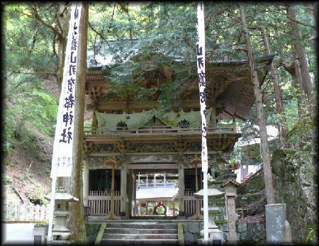 那賀都神社神門には珍しい天狗像が安置されています
