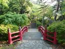 雰囲気がある山梨岡神社神橋と朱塗りの欄干と高欄