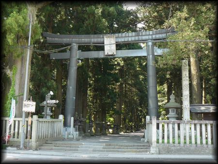 北口本宮冨士浅間神社境内正面に設けられた威風堂々とした銅製鳥居