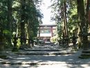 北口本宮冨士浅間神社参道に建立されている石灯篭群と緩い石段