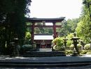 北口本宮冨士浅間神社参道を抜けた境内に建立された印象的な朱色の木製鳥居と石橋