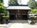 北口本宮冨士浅間神社参道中心にある随身門とその前に置かれた石燈籠