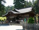 北口本宮冨士浅間神社拝殿右斜め正面を写した写真