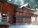 北口本宮冨士浅間神社の豪華な造りの本殿を右斜め前方から写した様子